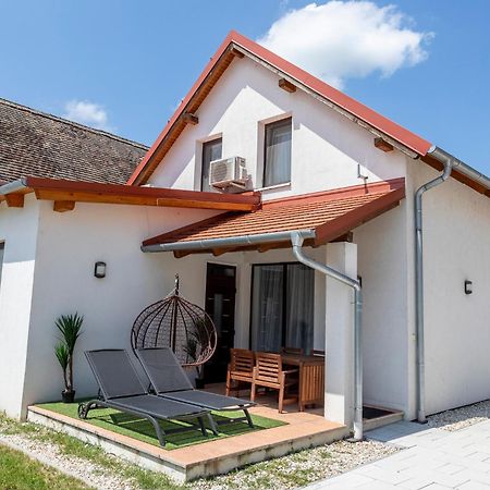 Park Apartman Sarrod Экстерьер фото
