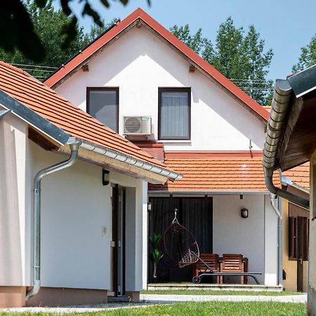 Park Apartman Sarrod Экстерьер фото