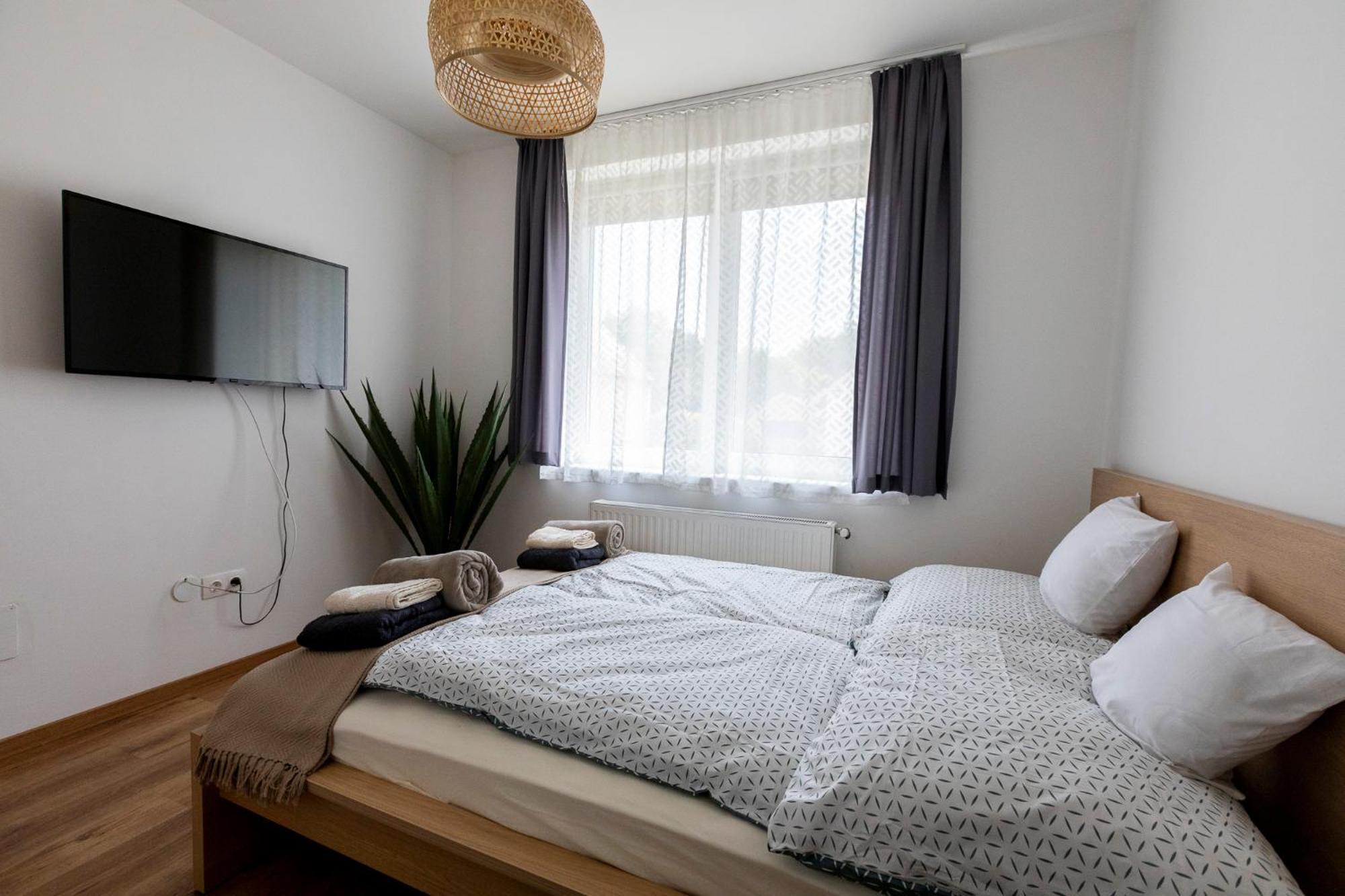 Park Apartman Sarrod Экстерьер фото