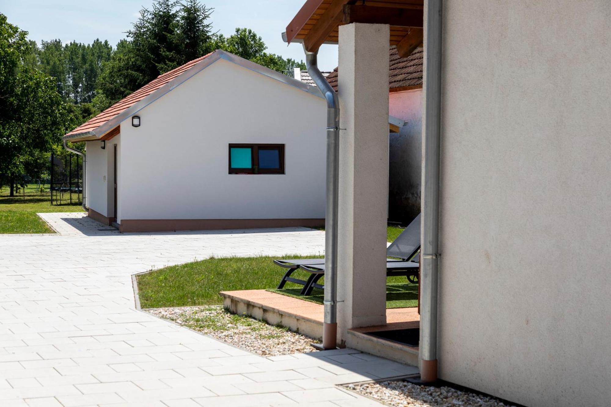 Park Apartman Sarrod Экстерьер фото