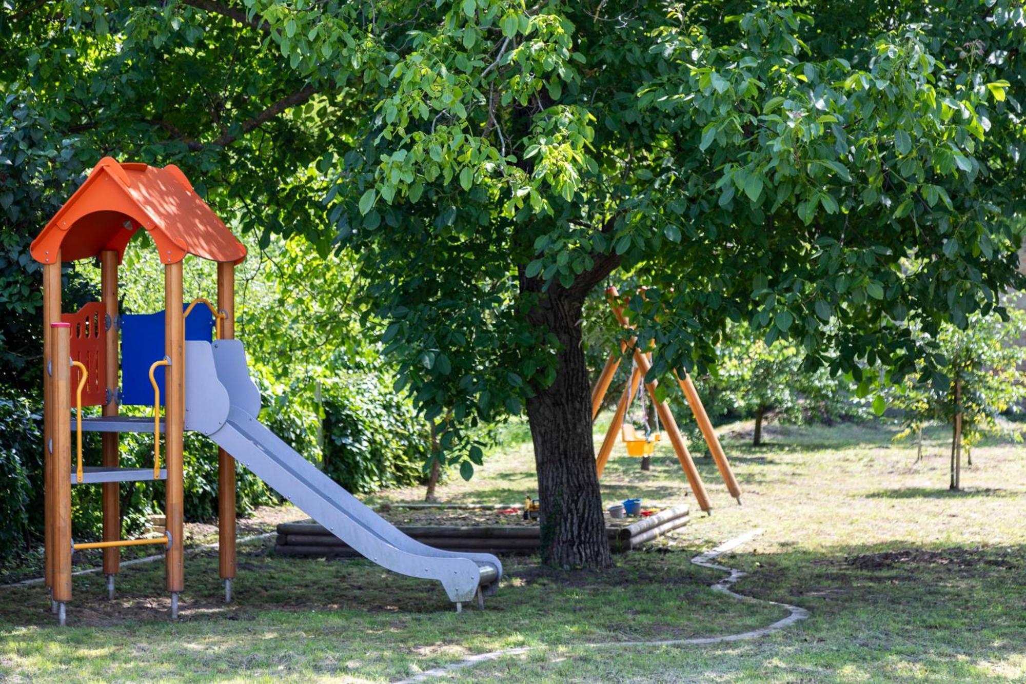 Park Apartman Sarrod Экстерьер фото
