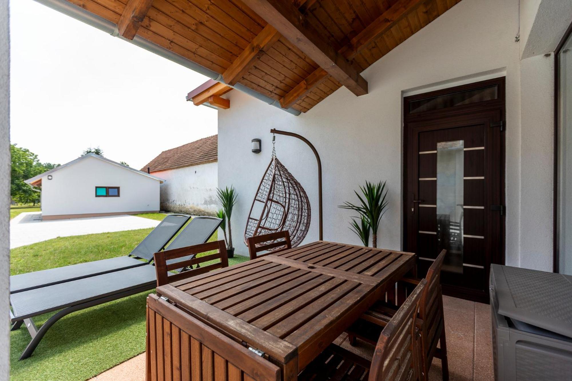 Park Apartman Sarrod Экстерьер фото
