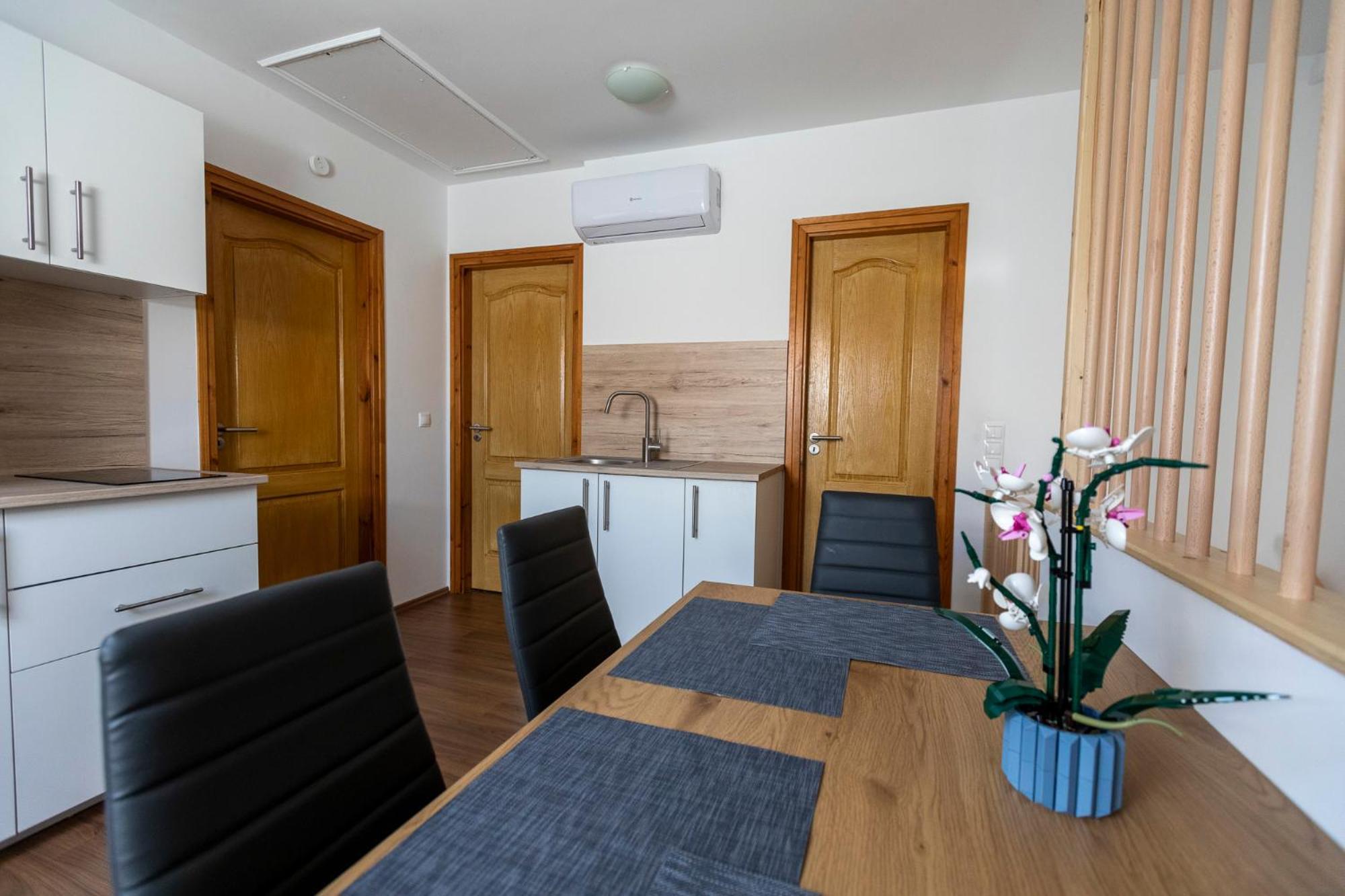 Park Apartman Sarrod Экстерьер фото