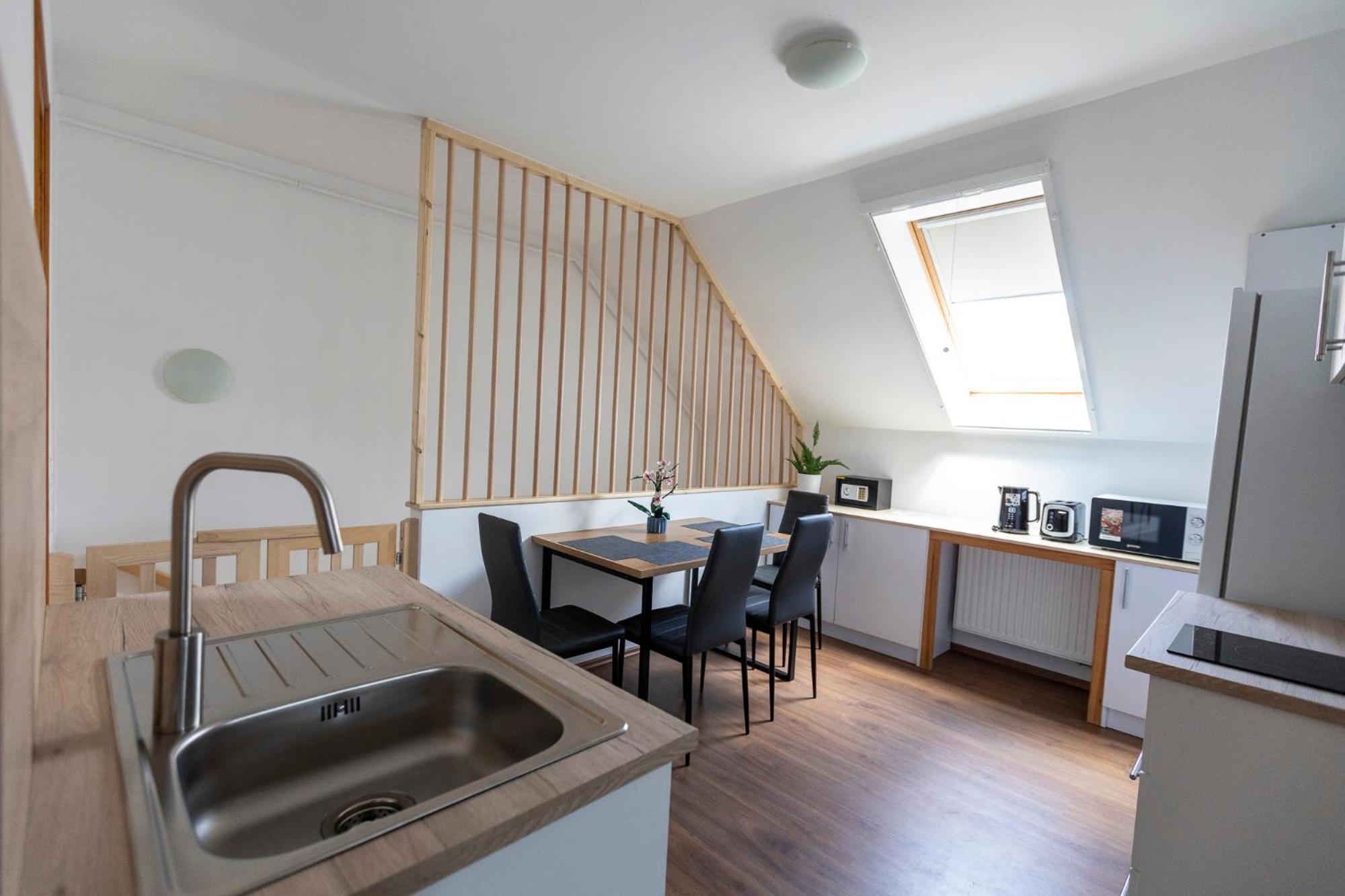 Park Apartman Sarrod Экстерьер фото