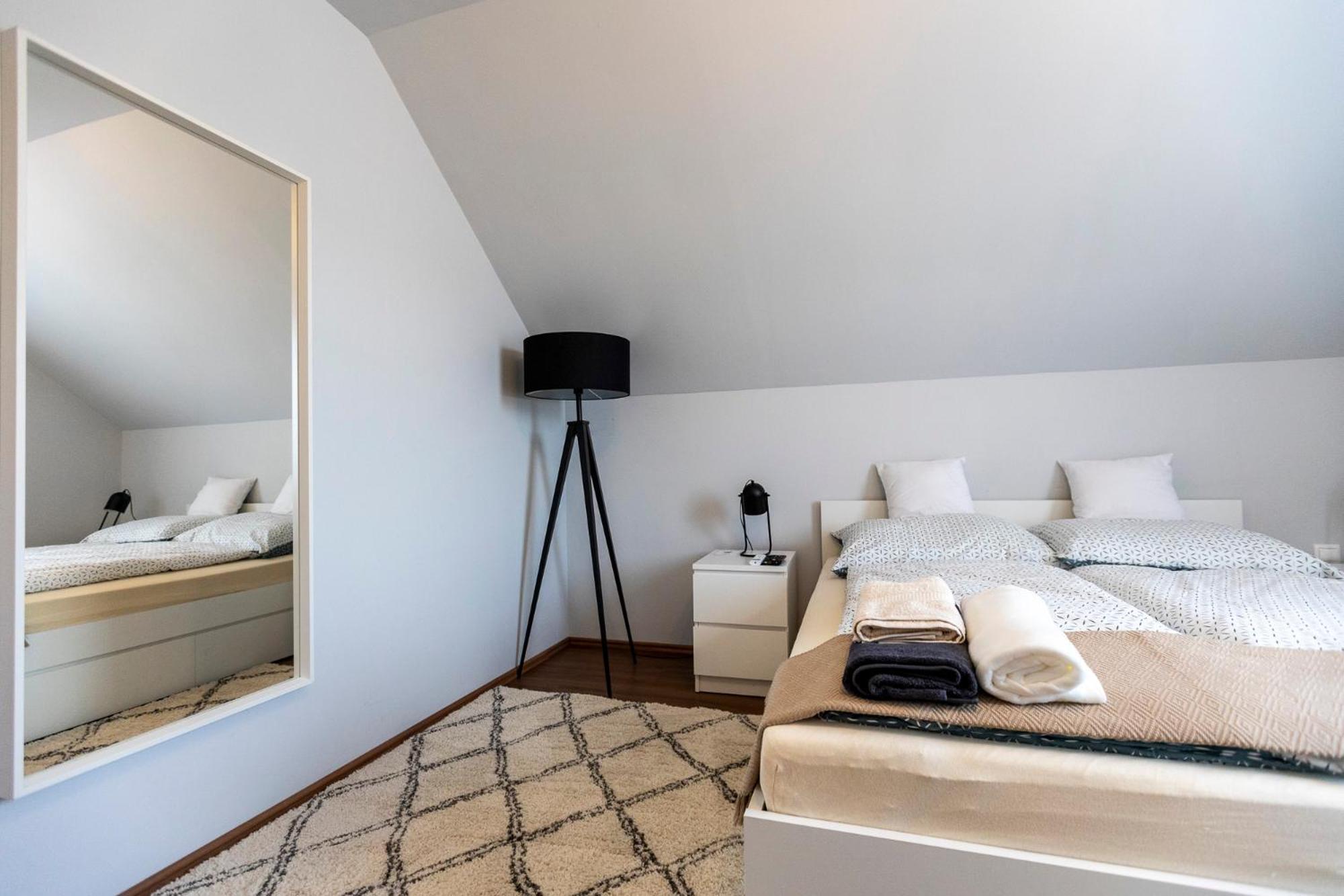 Park Apartman Sarrod Экстерьер фото