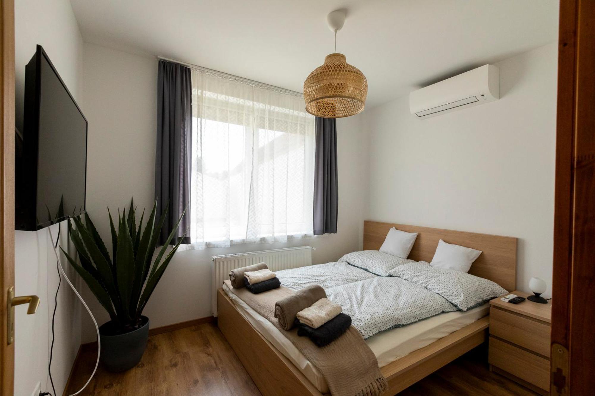 Park Apartman Sarrod Экстерьер фото