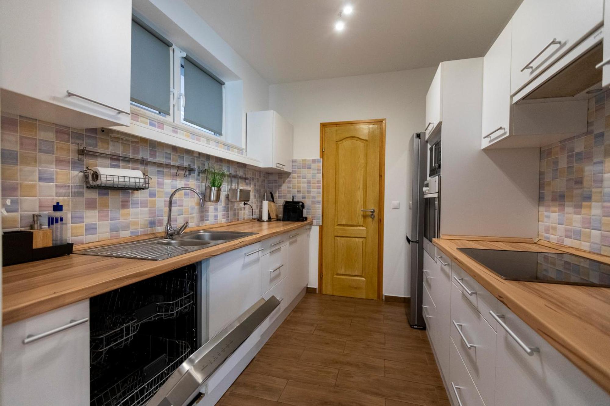 Park Apartman Sarrod Экстерьер фото