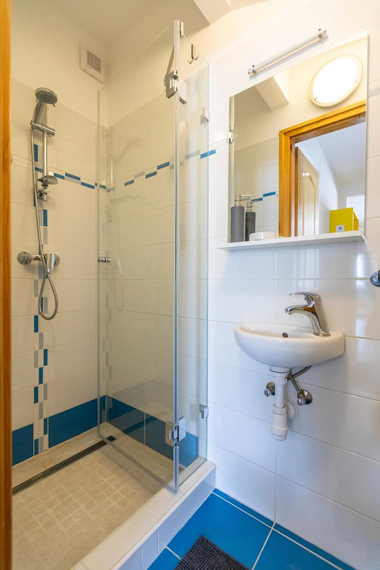 Park Apartman Sarrod Экстерьер фото