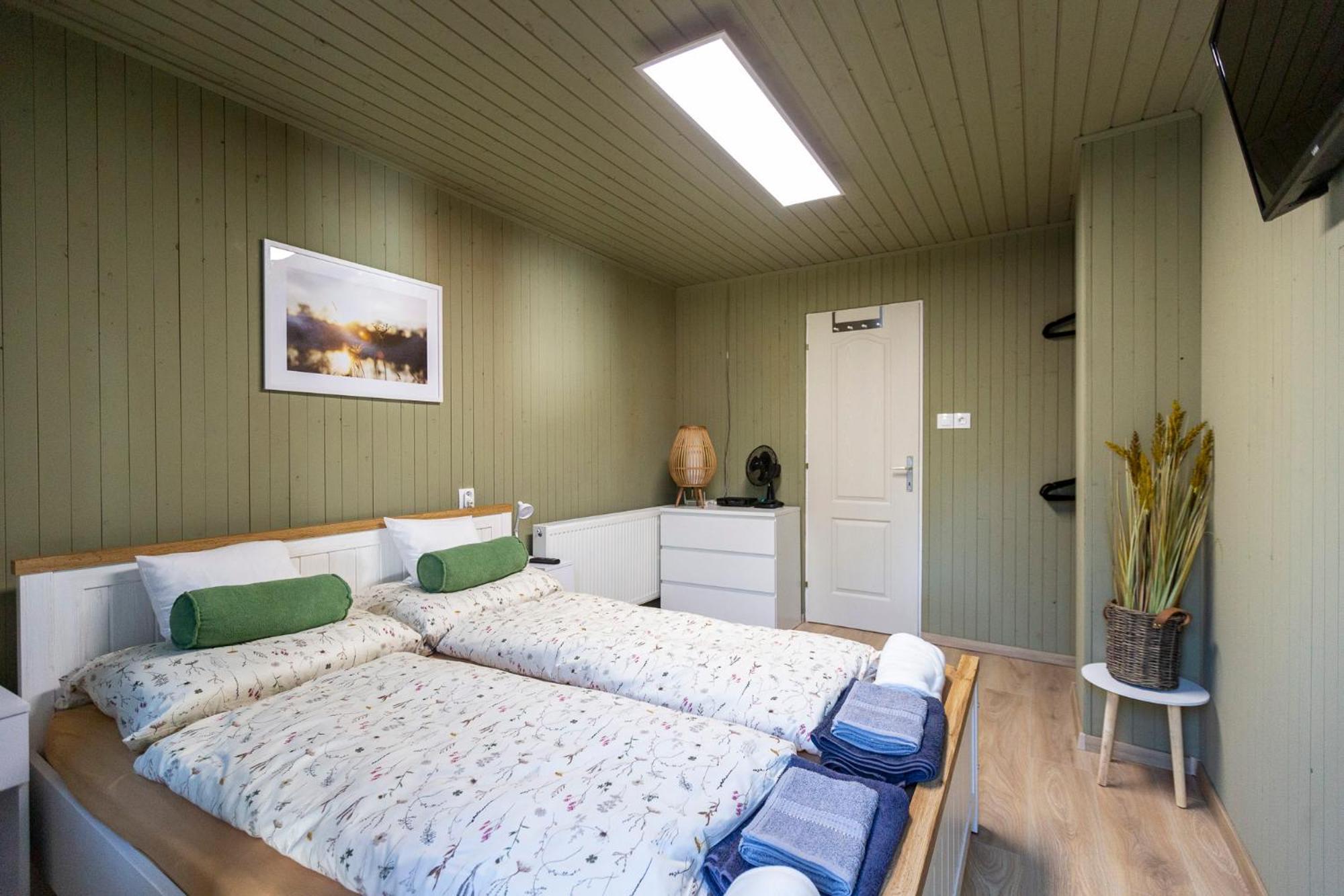 Park Apartman Sarrod Экстерьер фото