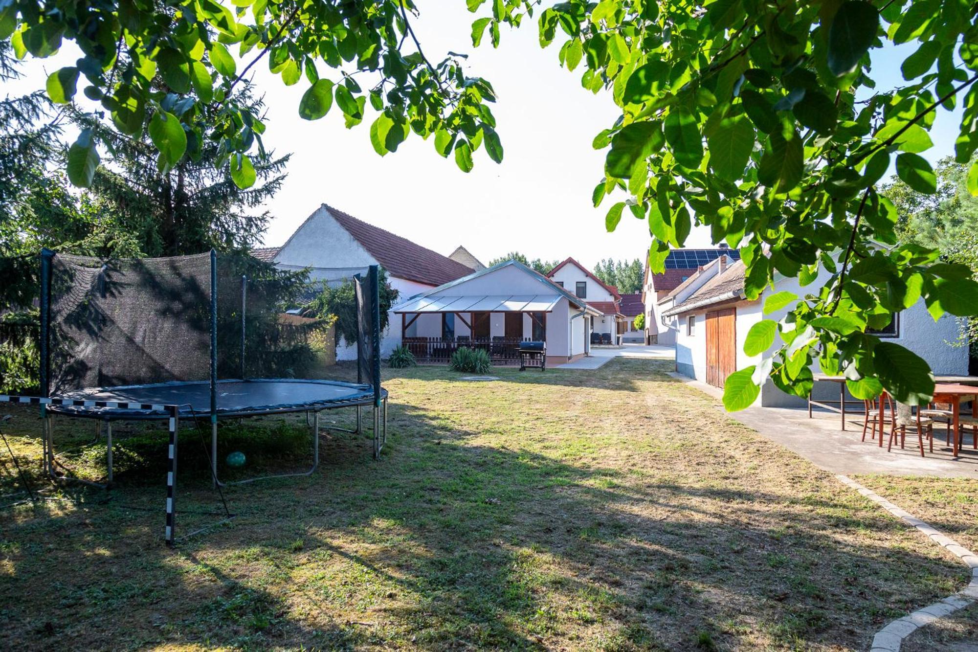Park Apartman Sarrod Экстерьер фото