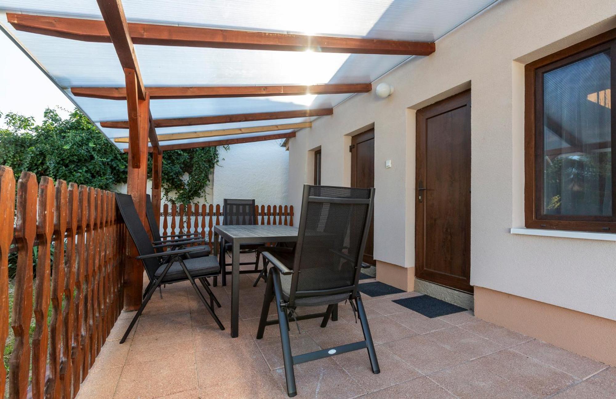 Park Apartman Sarrod Экстерьер фото