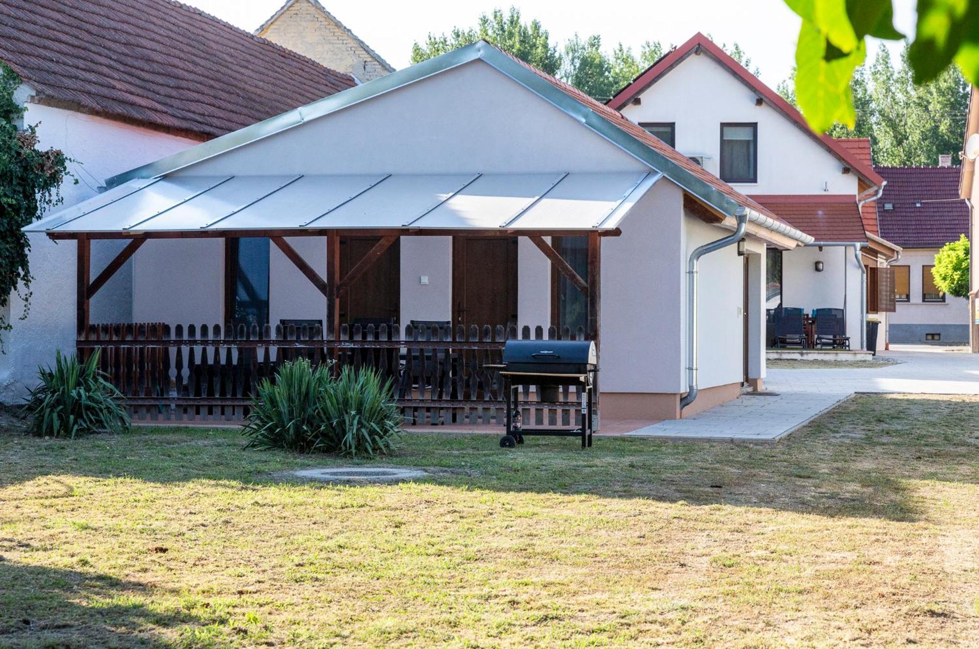 Park Apartman Sarrod Экстерьер фото