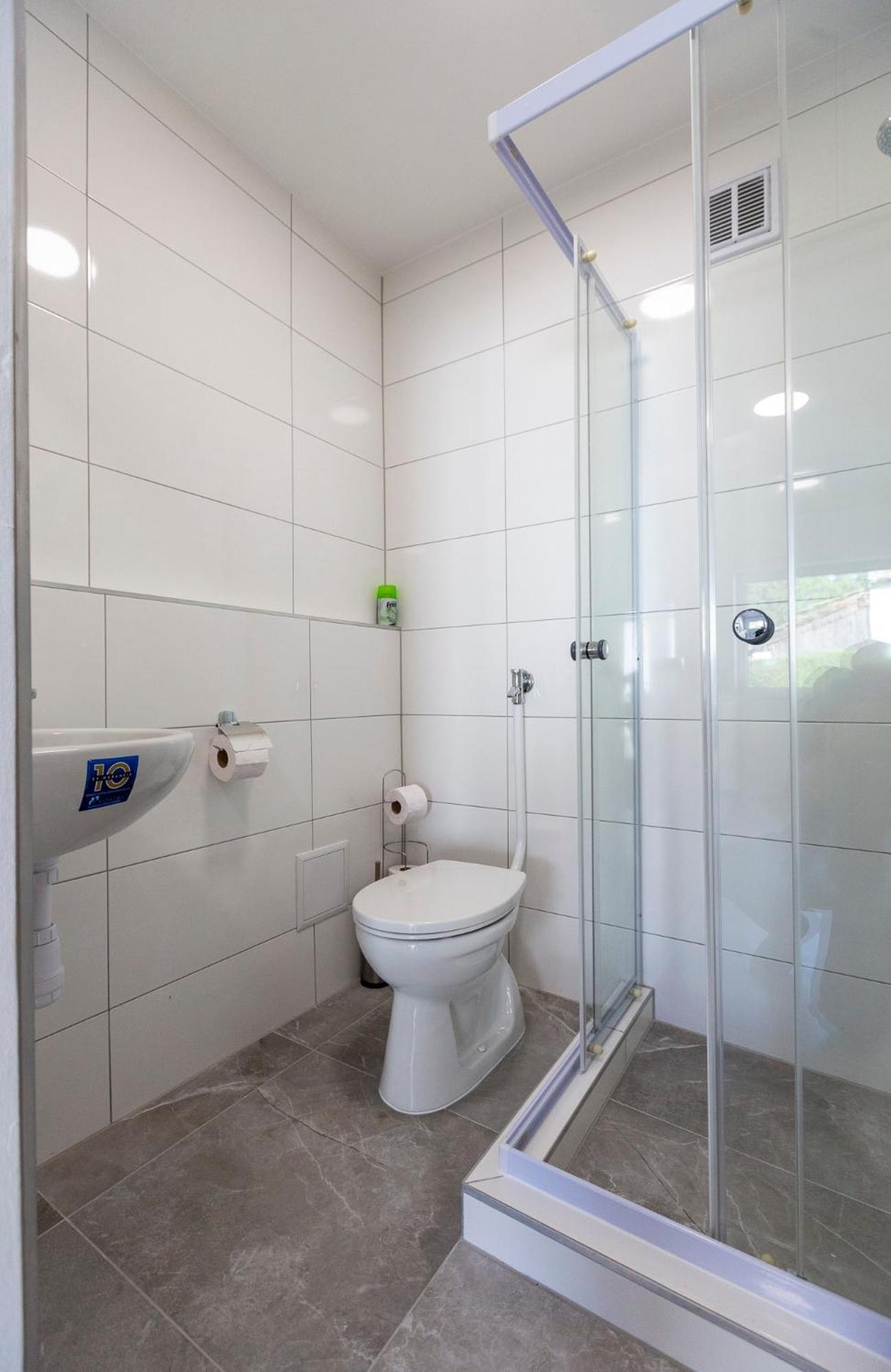Park Apartman Sarrod Экстерьер фото