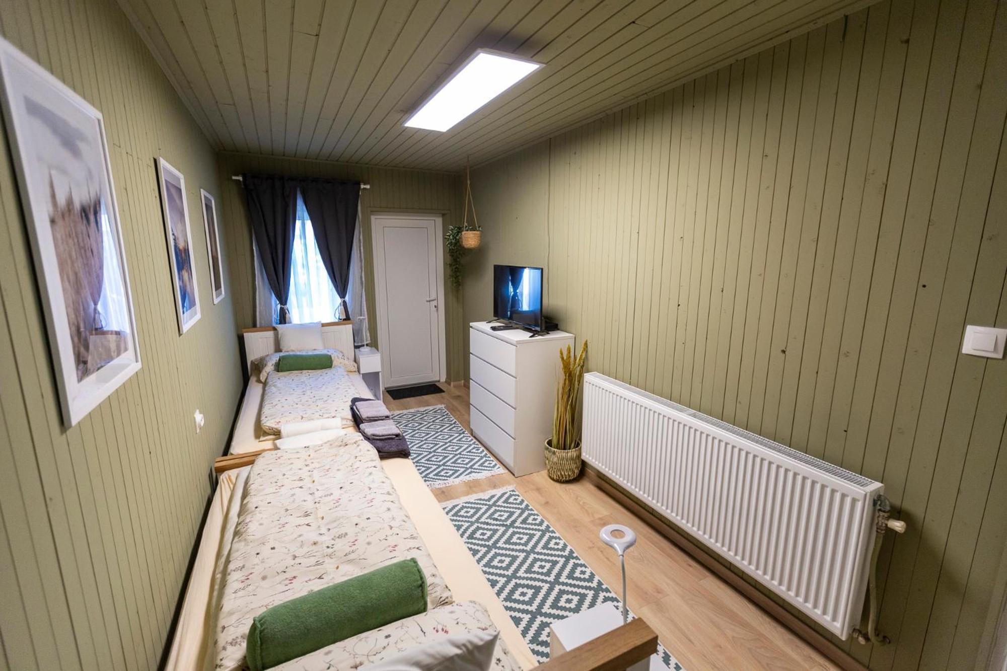 Park Apartman Sarrod Экстерьер фото