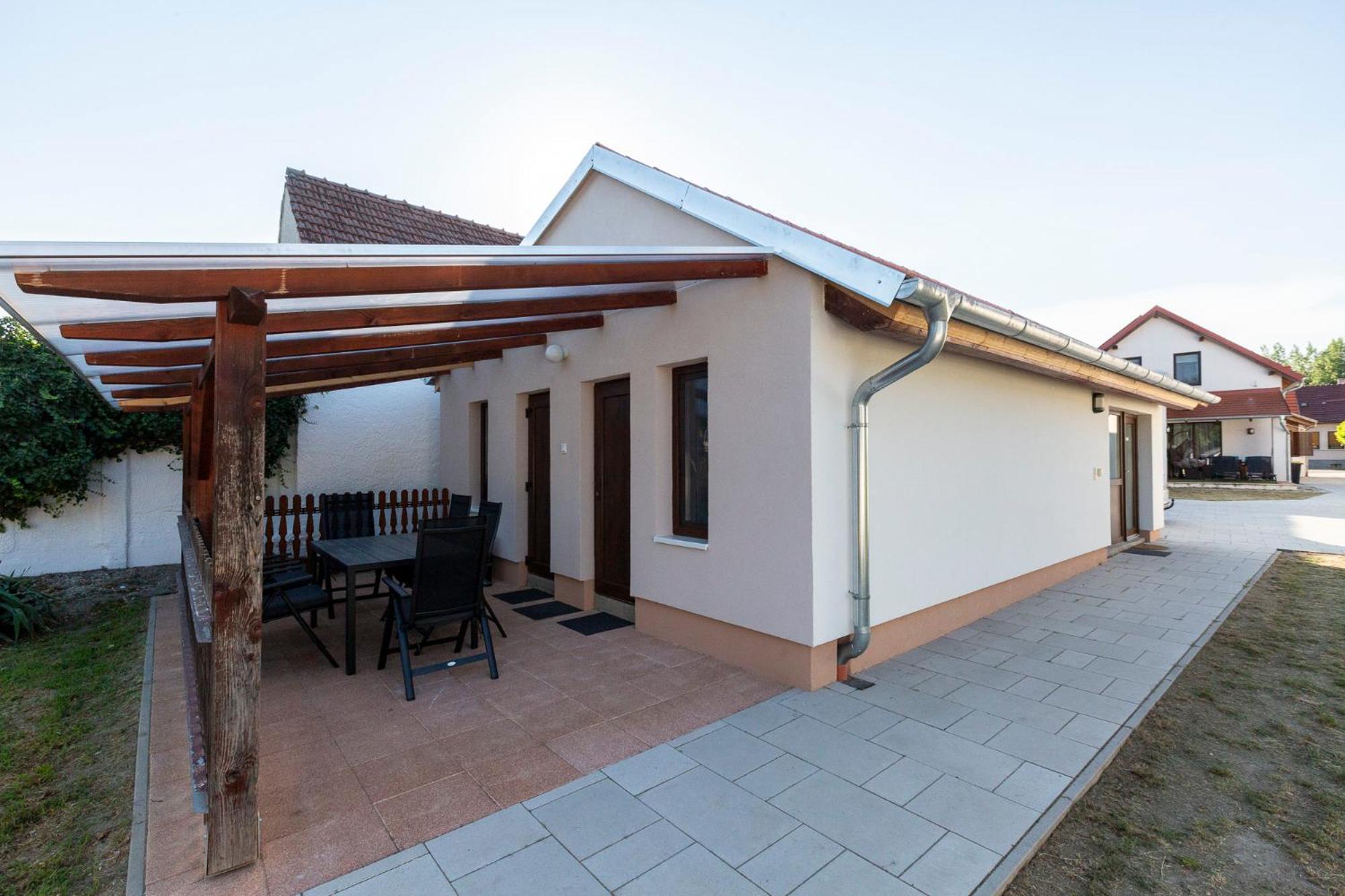 Park Apartman Sarrod Экстерьер фото