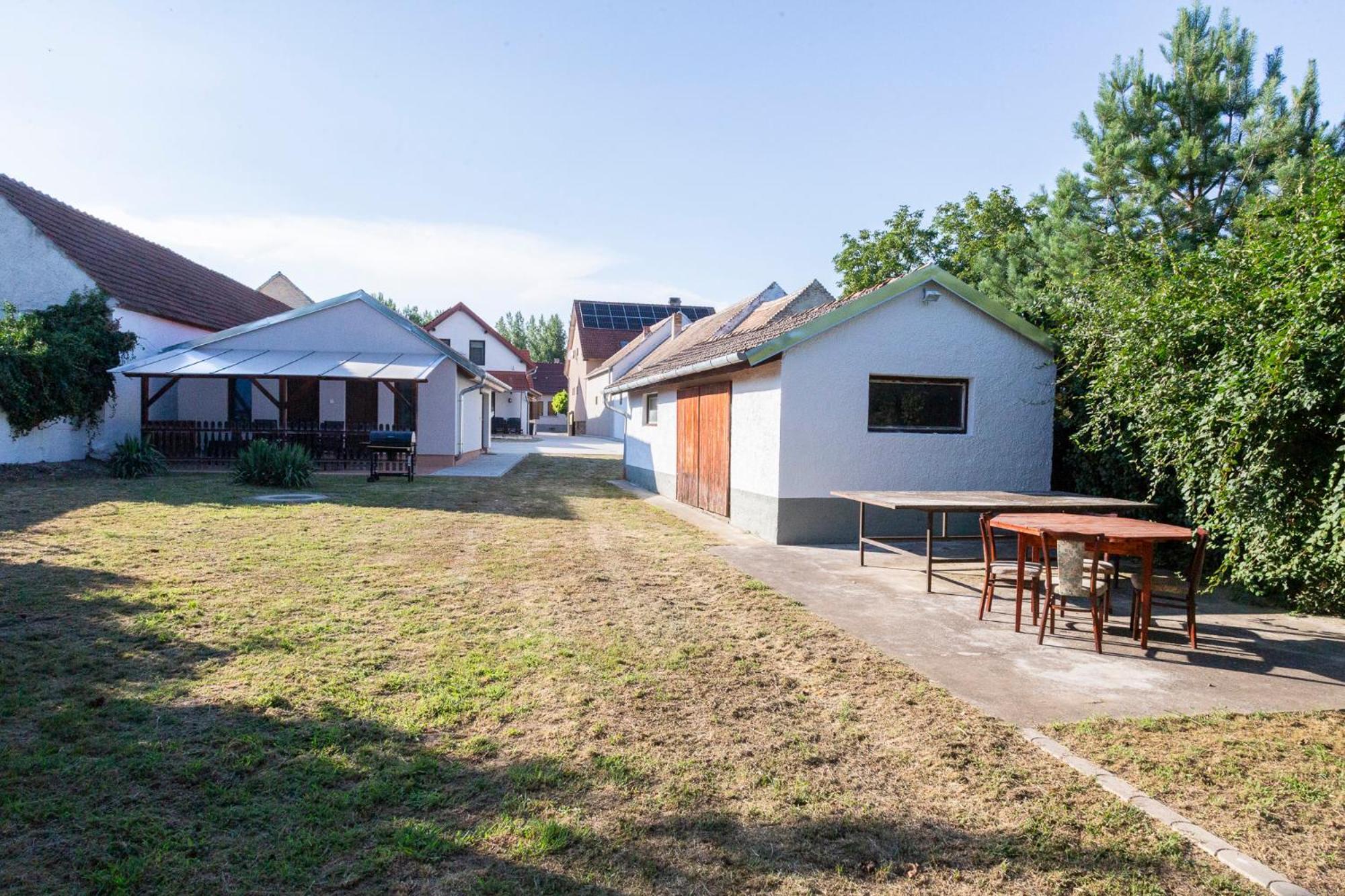 Park Apartman Sarrod Экстерьер фото