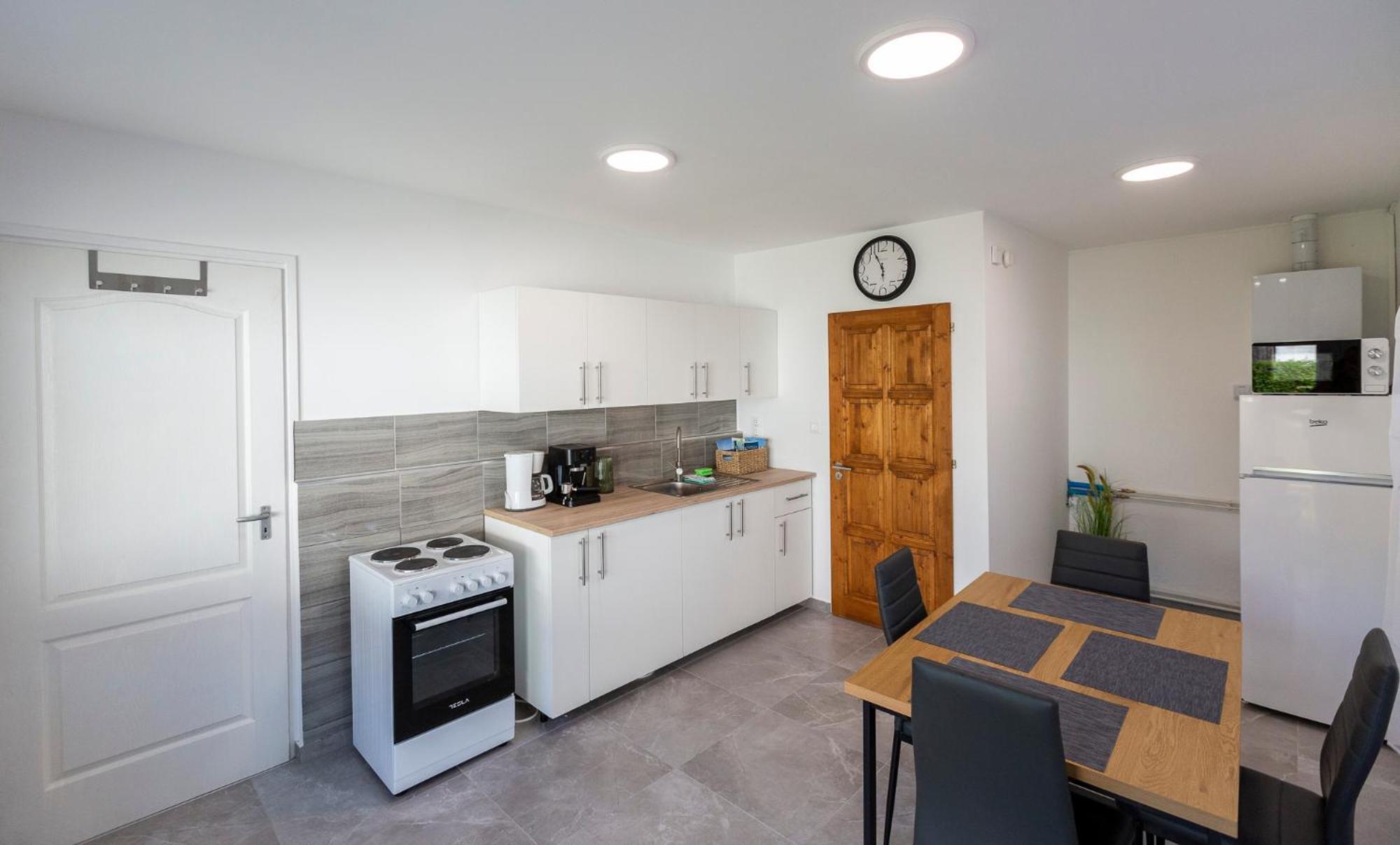 Park Apartman Sarrod Экстерьер фото