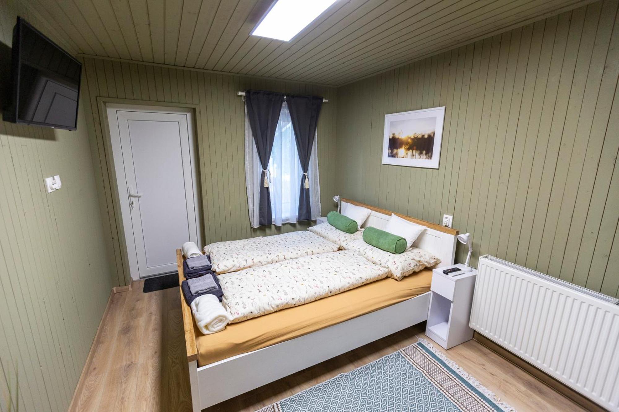 Park Apartman Sarrod Экстерьер фото