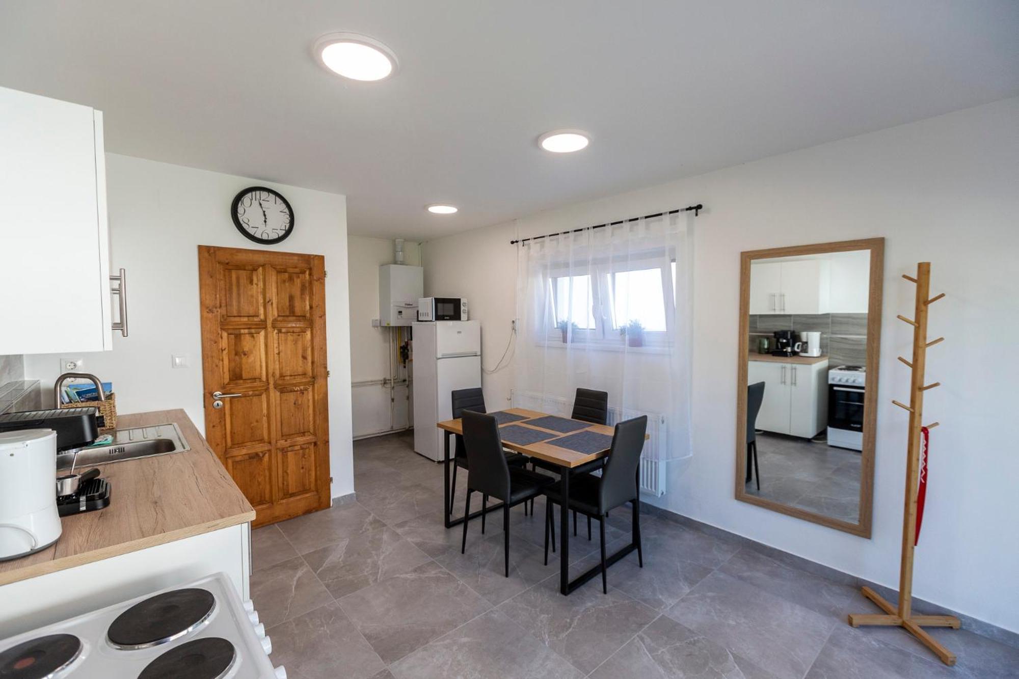 Park Apartman Sarrod Экстерьер фото